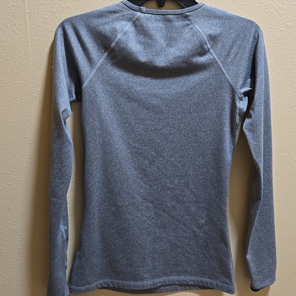 Nike Women’s Long-Sleeve Crew Top in Heather Gray - Picture 6 of 6